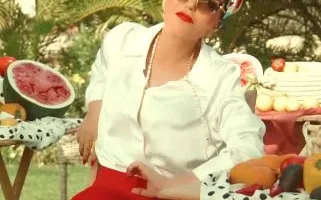 بأسلوب صيفي، سميرة سعيد تشارك مقطعاً قصيراً من فيديو كليب “كداب”