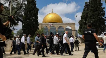 مستوطنون يدخلون المسجد الأقصى المبارك بالقوة