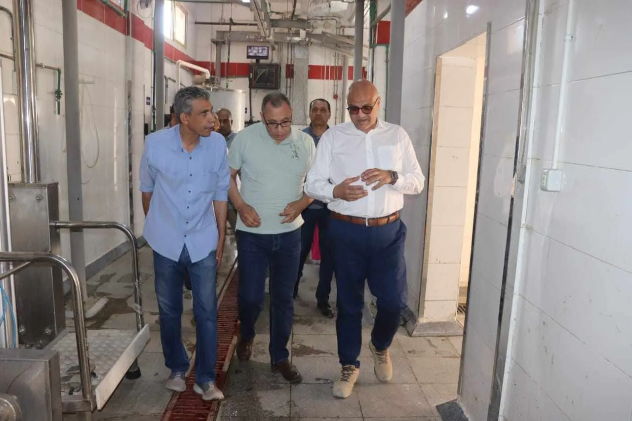 محافظ القليوبية يقوم بجولة في مجازر قها وحي غرب شبرا الخيمة للتأكد من استعداداتها لعيد الأضحى.