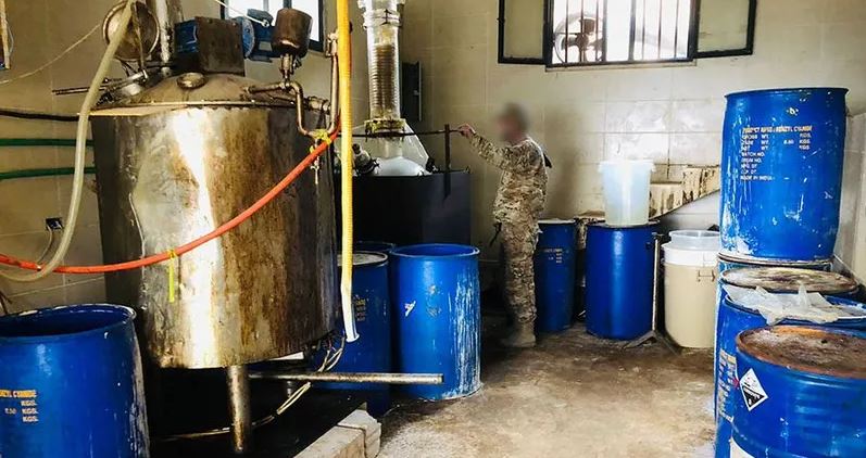 الجيش اللبناني يفكك معملا لتصنيع الحبوب المخدرة عند الحدود السورية