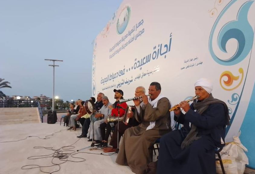 ثقافة دمياط وجهاز التعمير يحتفلان بعيد العمال على المسرح الروماني