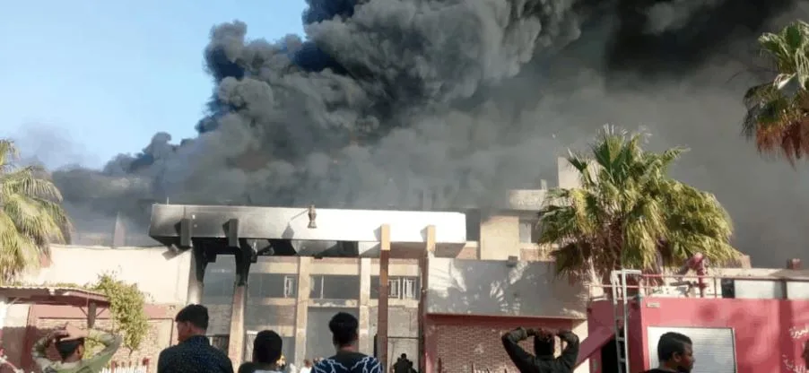 مصدر أمني: مواد بلاستيكية وأخرى سريعة الاشتعال زادت شراسة النيران داخل مصنع البلاستيك بأكتوبر.. والدفع بـ20 سيارة إطفاء