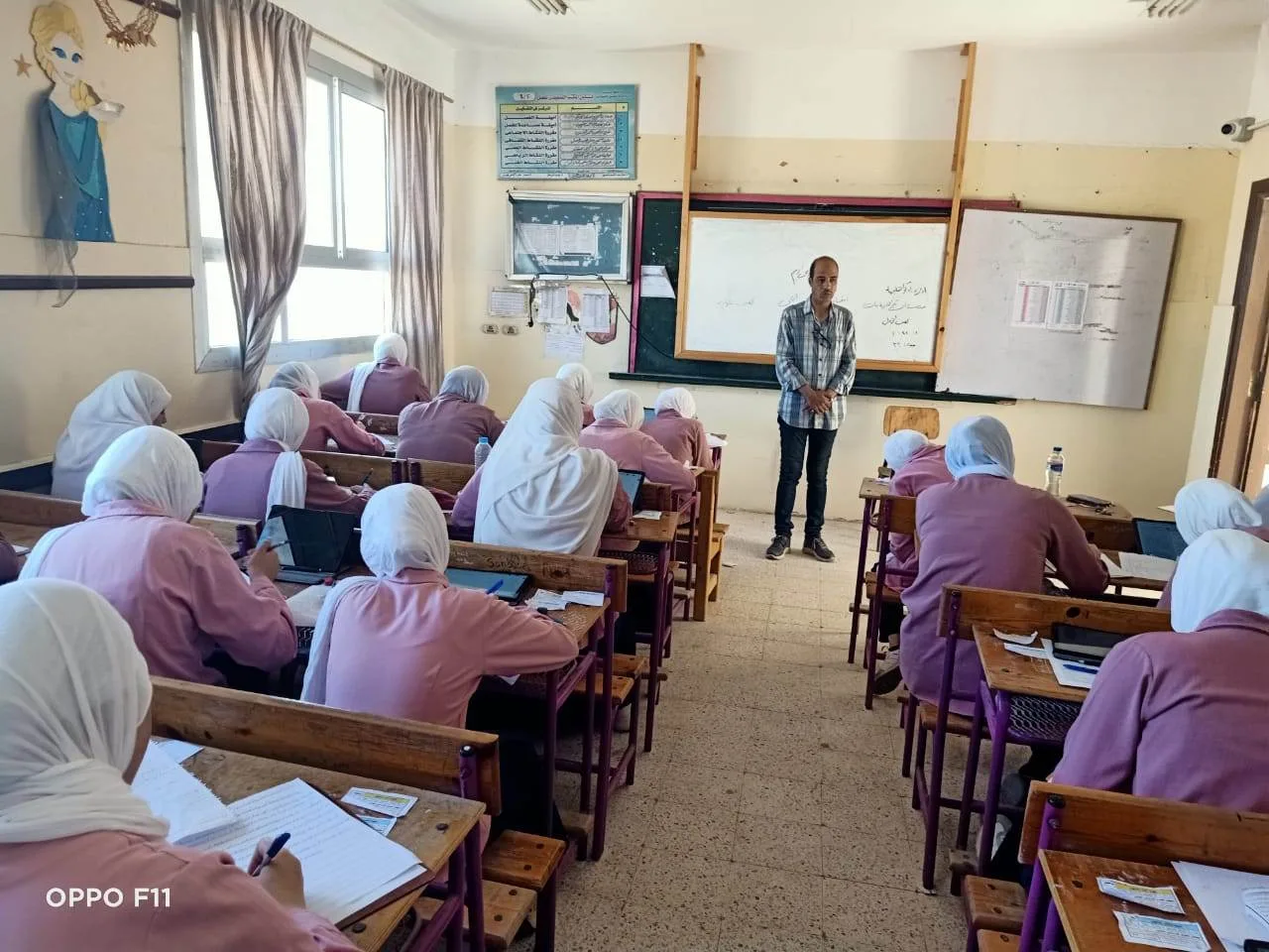 92284 طالبًا وطالبة من الصفين الأول والثاني الثانوي العام يجرون امتحاناتهم في محافظة البحيرة 92284 طالبًا وطالبة من الصفين الأول والثاني الثانوي العام يجرون امتحاناتهم في محافظة البحيرة