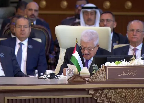 قمة بغداد: الرئيس الفلسطيني يناشد بتبني مبادرة عربية لإنهاء النزاع وتحقيق السلام قمة بغداد: الرئيس الفلسطيني يناشد بتبني مبادرة عربية لإنهاء النزاع وتحقيق السلام