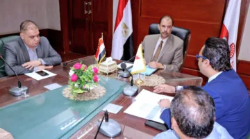 محافظ سوهاج يجتمع لمناقشة قضايا متعددة في قطاع الصحة
