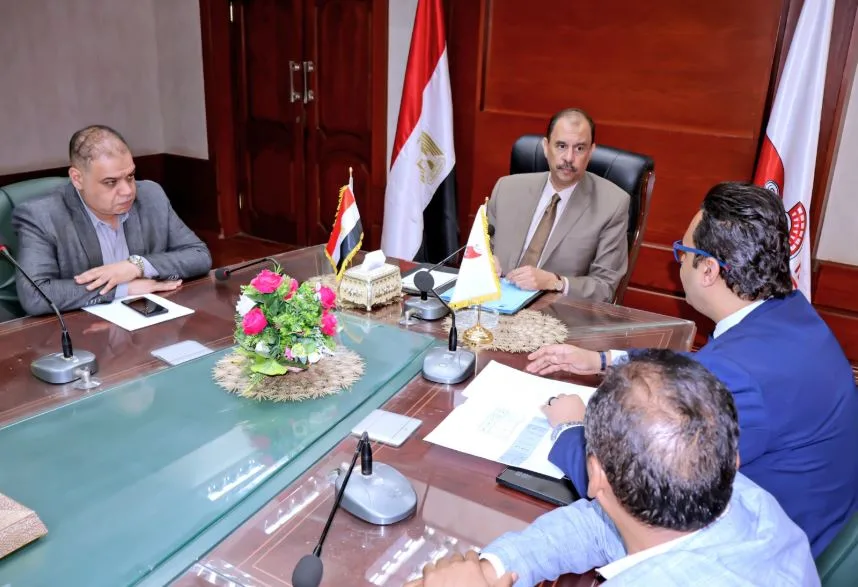 محافظ سوهاج يجتمع لمناقشة قضايا متعددة في قطاع الصحة محافظ سوهاج يجتمع لمناقشة قضايا متعددة في قطاع الصحة