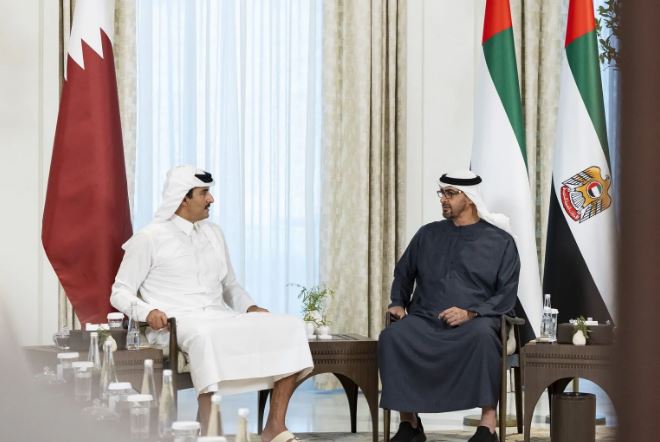 رئيس الإمارات وأمير قطر يبحثان مستجدات الأوضاع في الشرق الأوسط
