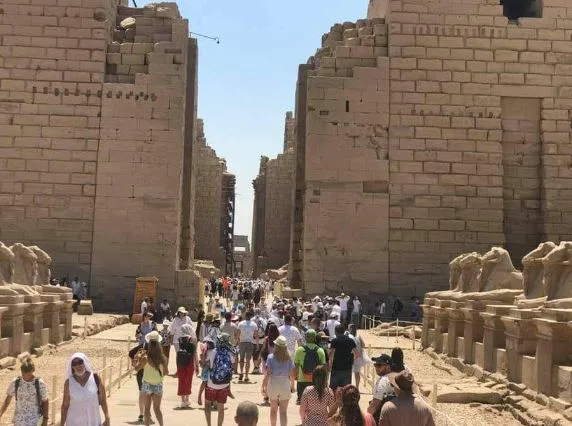 20 ألف زائر يتوافدون على معبد الكرنك في أسبوع واحد 20 ألف زائر يتوافدون على معبد الكرنك في أسبوع واحد