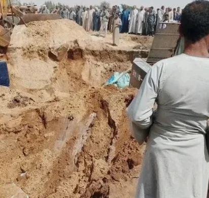 المنيا.. استخراج جثة عامل مسن من بئر زراعي بعد 6 ساعات من الحفر في ديرمواس المنيا.. استخراج جثة عامل مسن من بئر زراعي بعد 6 ساعات من الحفر في ديرمواس