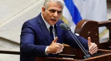 يائير لابيد يتهم الحكومة الإسرائيلية بتمويل مساعدات لغزة عبر شركات غير حقيقية.