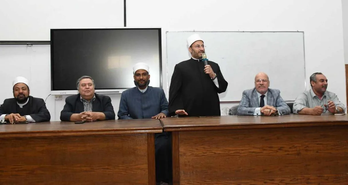 المقامرة الإلكترونية وتأثيراتها السلبية على الأفراد والمجتمع: ندوة في كلية الآداب والعلوم الإنسانية بجامعة قناة السويس