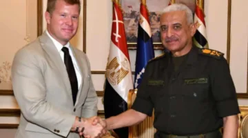 وزير الدفاع يجتمع مع عضو لجنة القوات المسلحة في مجلس الشيوخ الأمريكي لبحث سبل تعزيز التعاون