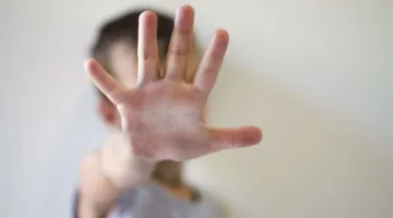 طبيب نفسي: عرض مجرم التحرش للمحاكمة أمام الطفل الضحية يعدّ الخطوة الأولى نحو التعافي النفسي
