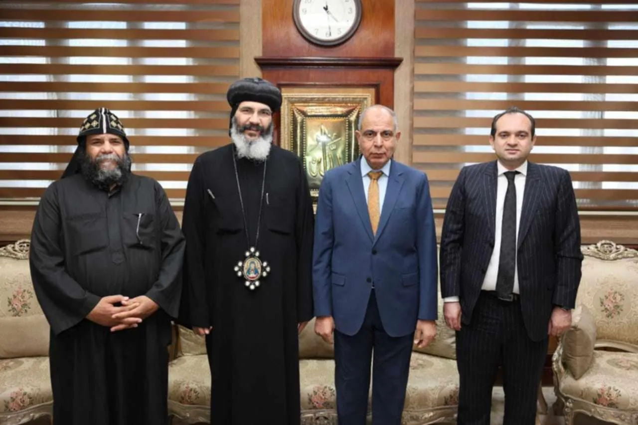 محافظ المنيا يلتقي وفد دير العذراء والملاك ميخائيل بالبهنسا