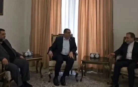 وزير الخارجية الإيراني يستضيف فريقاً من حركة حماس وزير الخارجية الإيراني يستضيف فريقاً من حركة حماس