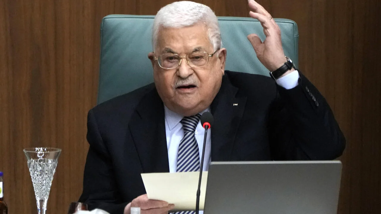 الرئيس الفلسطيني يصل إلى مطار بيروت في زيارة مدتها 3 أيام إلى لبنان الرئيس الفلسطيني يصل إلى مطار بيروت في زيارة مدتها 3 أيام إلى لبنان