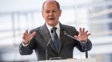 الجيش الألماني يودع المستشار شولتس باستعراض موسيقي كبير