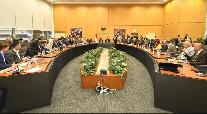 وزير الإسكان يجري اجتماعه الدوري مع نواب البرلمان وزير الإسكان يجري اجتماعه الدوري مع نواب البرلمان