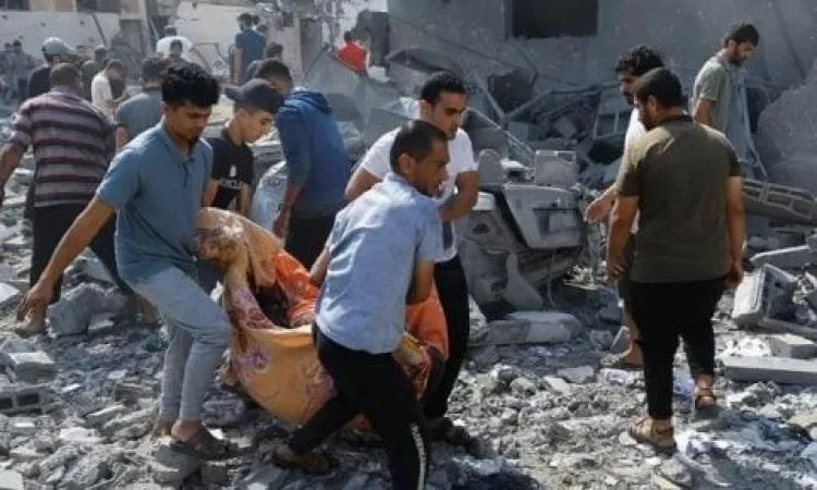 Civil Defense Reports 28 Palestinians Killed in Strikes Near Hospital in Southern Gaza Strip