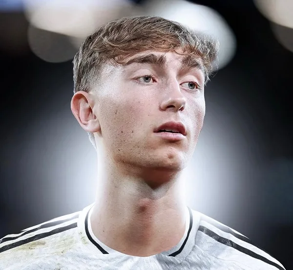ريال مدريد يعلن عن توقيع صفقة مع دين هويسن. ريال مدريد يعلن عن توقيع صفقة مع دين هويسن.