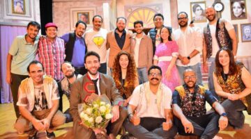 مينا مسعود يحضر العرض المسرحي في يوم وليلة ويشيد به