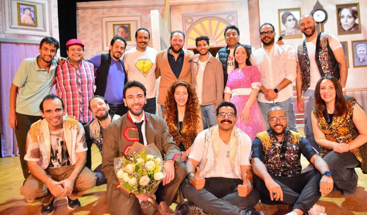 مينا مسعود يحضر العرض المسرحي في يوم وليلة ويشيد به