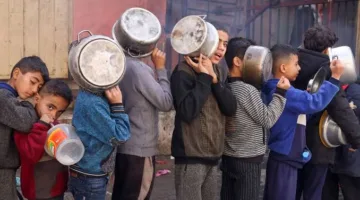 عناصر أمريكية وإسرائيلية متخفية تسخر من معاناة الفلسطينيين في غزة