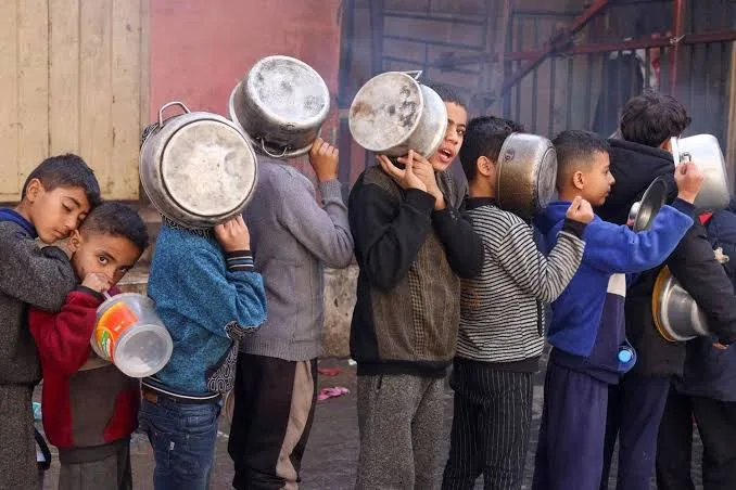 عناصر أمريكية وإسرائيلية متخفية تسخر من معاناة الفلسطينيين في غزة عناصر أمريكية وإسرائيلية متخفية تسخر من معاناة الفلسطينيين في غزة