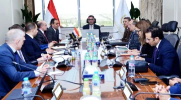 وزير التموين يناقش مع وفد روسي وتحالف تقني دولي تنفيذ نظام لمراقبة السلع الاستراتيجية.