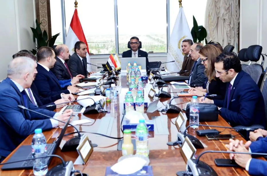 وزير التموين يناقش مع وفد روسي وتحالف تقني دولي تنفيذ نظام لمراقبة السلع الاستراتيجية. وزير التموين يناقش مع وفد روسي وتحالف تقني دولي تنفيذ نظام لمراقبة السلع الاستراتيجية.