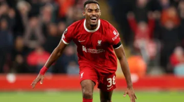 نجم ليفربول يحصل على جائزة أفضل لاعب شاب في الدوري الإنجليزي الممتاز