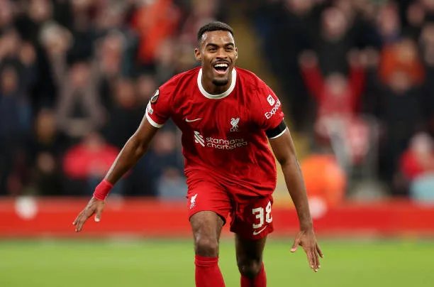 نجم ليفربول يحصل على جائزة أفضل لاعب شاب في الدوري الإنجليزي الممتاز نجم ليفربول يحصل على جائزة أفضل لاعب شاب في الدوري الإنجليزي الممتاز
