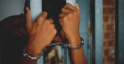 إلقاء القبض على الشخص المتهم بقتل والده ذبحًا في منطقة الكوبانية بأسوان إلقاء القبض على الشخص المتهم بقتل والده ذبحًا في منطقة الكوبانية بأسوان