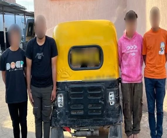 احتجاز سائق توكتوك و3 طلاب سمحوا لأنفسهم بالجلوس على سطح المركبة أثناء تحركها في البحيرة احتجاز سائق توكتوك و3 طلاب سمحوا لأنفسهم بالجلوس على سطح المركبة أثناء تحركها في البحيرة