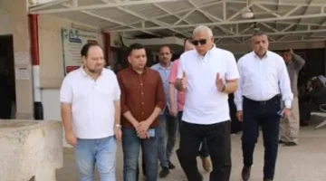 في زيارة غير متوقعة.. محافظ الوادي الجديد يراقب خدمات التأمين الصحي في الخارجة