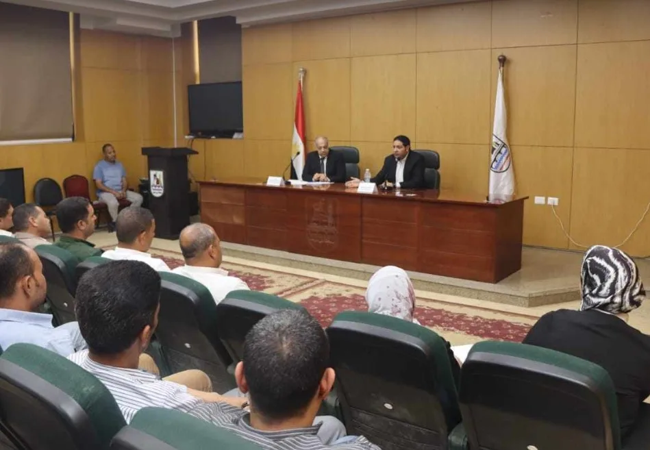 اجتماع شامل في بني سويف لمراجعة تسهيلات الحصول على تراخيص المشاريع الصغيرة اجتماع شامل في بني سويف لمراجعة تسهيلات الحصول على تراخيص المشاريع الصغيرة