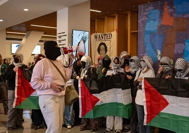 اشتباكات داخل مكتبة جامعة كولومبيا بين محتجين مؤيدين لفلسطين والأمن الجامعي