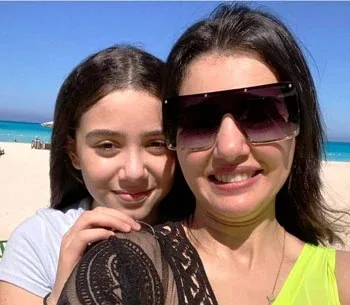 دينا فؤاد: لا توجد خصوصيات بيني وبين ابنتي.. تدعمني وتفهم الناس أفضل مني. دينا فؤاد: لا توجد خصوصيات بيني وبين ابنتي.. تدعمني وتفهم الناس أفضل مني.