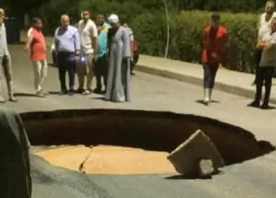 محافظة المنوفية: انهيار مفاجئ في شارع جمال عبد الناصر بمدينة السادات دون تسجيل إصابات محافظة المنوفية: انهيار مفاجئ في شارع جمال عبد الناصر بمدينة السادات دون تسجيل إصابات