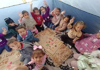 بين أنقاض الأبراج المدمرة.. “شعاع أمل” مدرسة فلسطينية من الخيام والصلابة. بين أنقاض الأبراج المدمرة.. “شعاع أمل” مدرسة فلسطينية من الخيام والصلابة.