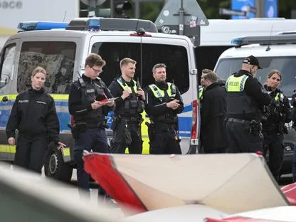حادث طعن في هامبورغ.. عمدة المدينة يعلن أن بعض المصابين تم خروجهم من المستشفى حادث طعن في هامبورغ.. عمدة المدينة يعلن أن بعض المصابين تم خروجهم من المستشفى