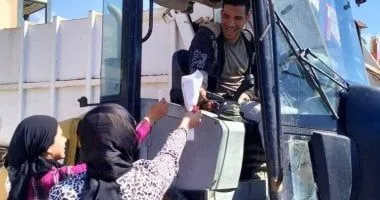 محافظة دمياط تكرم العمال بالورود والهدايا وتطلق معارض مجانية لدعم الحرفيين