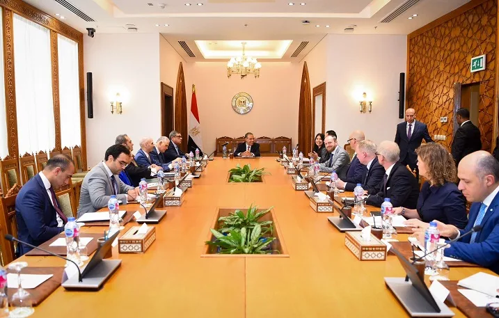 وزير الخارجية يرحب بوفد من شركة «إيه بي موللر – ميرسك» الرائدة في مجال النقل البحري.