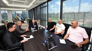 أبوريدة ودياب يلتقيان بالطاقم الفني للمنتخب