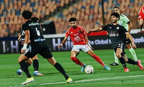 الأهلي يحقق فوزاً ساحقاً ب6 أهداف على فاركو ويتوج بلقب الدوري للمرة 45 في تاريخ النادي. الأهلي يحقق فوزاً ساحقاً ب6 أهداف على فاركو ويتوج بلقب الدوري للمرة 45 في تاريخ النادي.