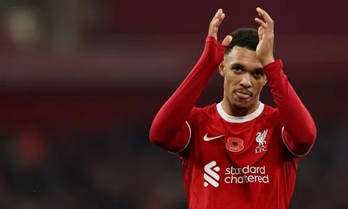 نجم يونايتد السابق ينتقد جماهير ليفربول بسبب أرنولد