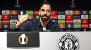 أموريم يشجع لاعبي مانشستر يونايتد قبل مباراة تشيلسي