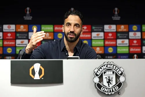 أموريم يشجع لاعبي مانشستر يونايتد قبل مباراة تشيلسي