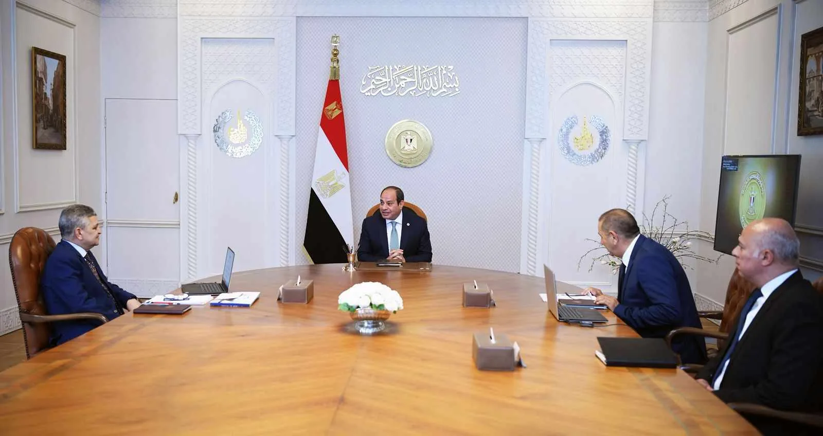 السيسي يراقب مستجدات قناة السويس ويؤكد على تعزيز الصناعات البحرية وفتح أبواب فرص العمل. السيسي يراقب مستجدات قناة السويس ويؤكد على تعزيز الصناعات البحرية وفتح أبواب فرص العمل.