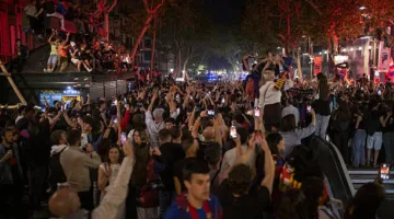 جماهير برشلونة تجوب الشوارع احتفالاً بفوزهم بلقب الدوري الإسباني